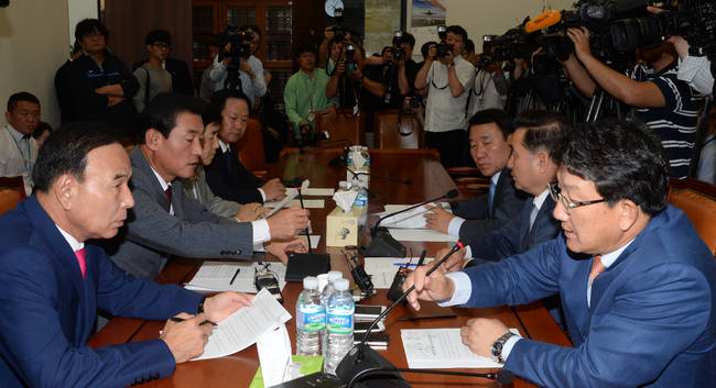 21일 오전 서울 여의도 국회에서 열린 농어촌지방주권지키기의원모임 새누리당 권성동, 황영철, 한기호, 새정치민주연합 이윤석 의원 등이 중앙선거관리위원회 산하 선거구획정위원회가 지역구 숫자를 244~249개 범위에서 사실상 현행 유지하기로 한 것과 관련 긴급 대책회의를 하고 있다. (뉴시스)