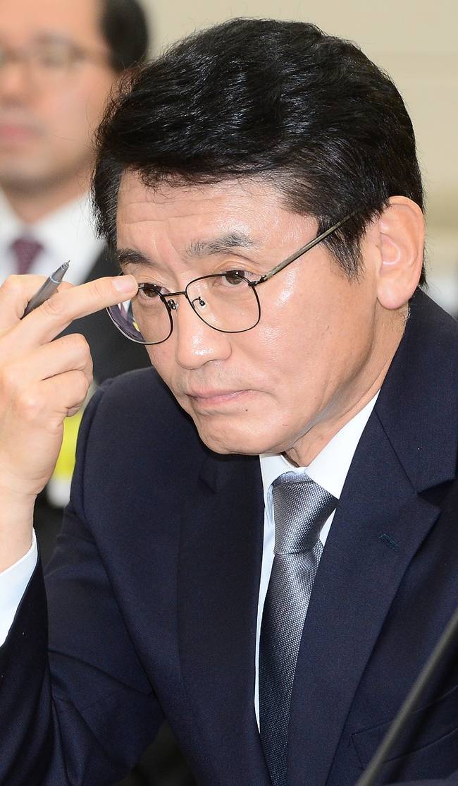 16일 오전 서울 여의도 국회에서 열린 미래창조과학방송통신위원회의 KBS 사장 후보자 인사청문회에서 고대영 후보자가 의원들의 질의에 곤혹스러운 표정을 하고 있다. (뉴시스)