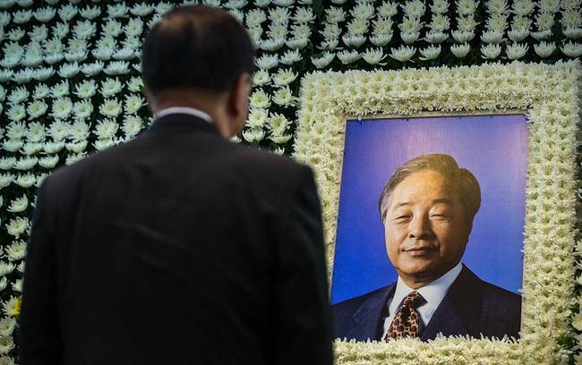 지난 22일 서울 종로구 서울대병원 장례식장에 마련된 김영삼 전 대통령 빈소에서 한 조문객이 김 전 대통령의 영정사진을 바라보고 있다. (뉴시스)