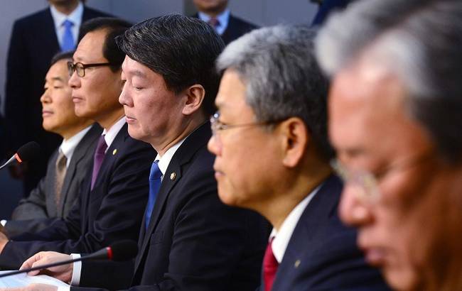 무소속 안철수 의원이 21일 서울 여의도 국회 의원회관에서 기자회견을 열고 정권교체를 위해 내년 2월초까지 독자신당을 창당하겠다고 공식 선언한 후 취재진의 질문을 듣고 있다. 오른쪽부터 유성엽, 김동철, 안철수, 문병호, 황주홍 의원. (뉴시스)