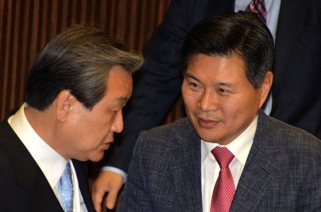 김무성 대표와 홍문종 의원이 대화를 나누는 모습. (뉴시스)