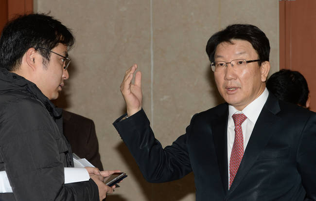 권성동 새누리당 전략기획본부장이 11일 서울 여의도 국회 정론관에서 국회선진화법 개정안 관련 기자회견을 한뒤 기자들의 질문에 답하고 있다. (뉴시스)