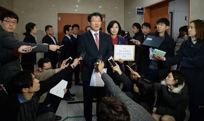 새누리당 전략기획본부장인 권성동 의원과 대변인인 신의진 의원이 11일 서울 여의도 국회 정론관 앞에서 국회선진화법 개정안을 제출과 관련, 취재진의 질문에 답변하고 있다.(뉴시스)