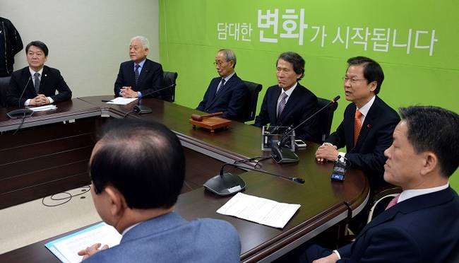 국민의당에 합류한 천정배 의원이 27일 오전 서울 마포구 국민의당 당사에서 열린 기조회의에 참석해 모두발언을 하고 있다. (뉴시스)