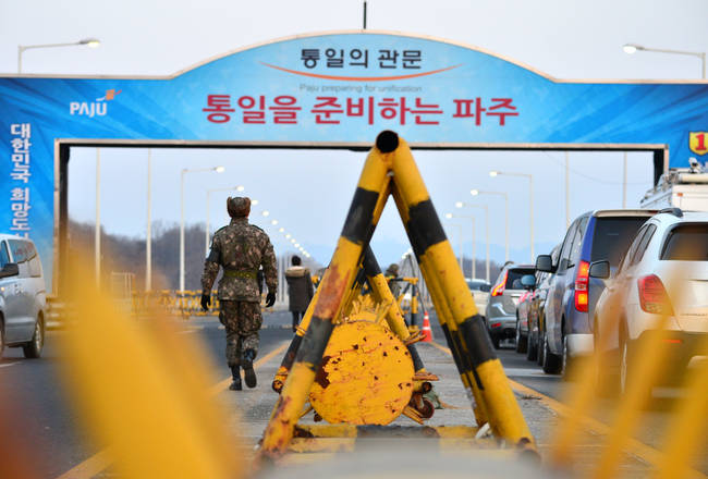 정부가 개성공단 운영을 전면 중단한다고 발표가 하루 지난 11일 오전 경기도 파주시 통일대교에 경의선 남북출입사무소(CIQ)로 들어가기 위한 취재차량이 대기하고 있다.(뉴시스)