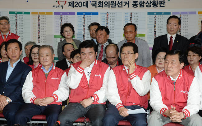 새누리당이 과반 의석 확보에 실패한것으로 나타난 13일 밤 서울 여의도 새누리당 당사 종합상황실에 붙어있는 출마후보자들중 당선자에게도 꽃을 달아주지도 못한채 침울한 분위기만 흐르고 있다. (뉴시스)