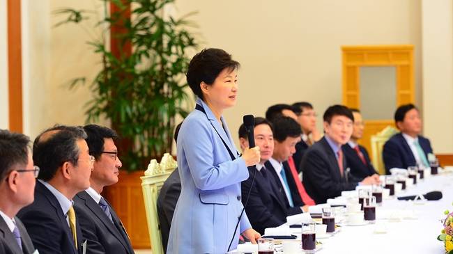 박근혜 대통령이 26일 오후 청와대에서 열린 언론사 편집·보도국장 초청 오찬간담회에 참석, 인사말을 하고 있다.(뉴시스)