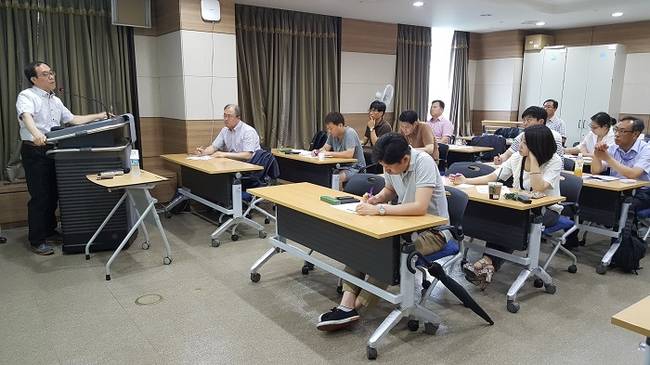 12일 서울시 중구 한국언론진흥재단 연수센터에서 열린 '2016 제1차 중국단기연수'에서 참석자들이 양갑용 성균관대학교 성균중국연구소 교수의 강의를 듣고 있다.