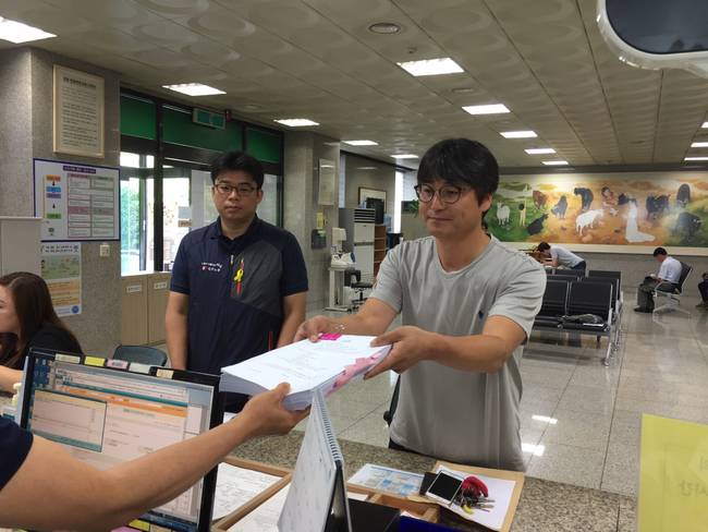 이기동 대전일보 범대위 집행위원장(대전충남민주언론시민연합 사무국장)이 13일 대전일보의 회장 임금 지급 논란, 31억여원 단기대여금 지급 의혹 등을 규명하기 위해 대전일보를 상대로 검찰에 고발장을 접수하고 있다. (범대위 제공)