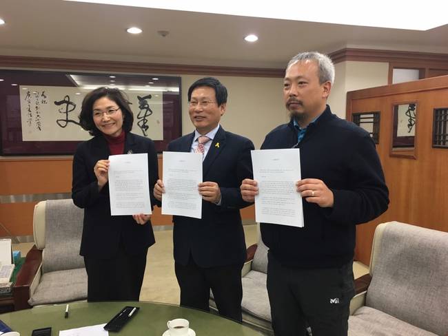 남상현 대전일보 사장(왼쪽), 김환균 전국언론노조 위원장, 송영훈 대전일보 노조위원장이 2일 대전일보 노사 상생을 위한 합의서에 서명한 뒤 기념촬영을 하고 있다. (대전일보 노조 제공)