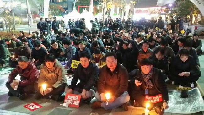 10일 저녁 6시 서울 상암동 MBC 본사 앞에는 500여명의 전국언론노조 MBC본부 조합원이 한자리에 모여 보도 정상화를 촉구했다.