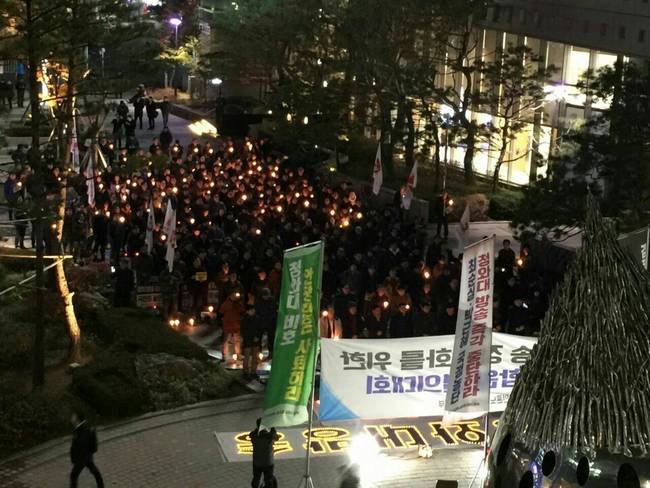 10일 저녁 6시 서울 상암동 MBC 본사 앞에는 500여명의 전국언론노조 MBC본부 조합원이 한자리에 모여 보도 정상화를 촉구했다.