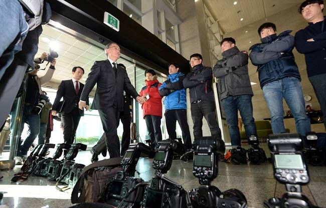 추상철 기자 = 23일 오전 서울 용산구 국방부 청사 로비에서 사진기자들이 국방부의 한일 군사정보보호협정 조인식 비공개방침에 항의, 카메라를 내려놓고 취재를 거부하고 있다. 항의하는 사진기자들 사이로 나가미네 야스마사 주한일본대사가 조인식장으로 향하고 있다. 국방부는 협정조인식 사진을 제공키로 했으나 사진기자들의 공개요구에 반발, 나승룡 대변인실 공보과장은 "사진 제공도 하지마"라는 등의 발언을 서슴지 않는 등 기자들의 공분을 샀다.(뉴시스)