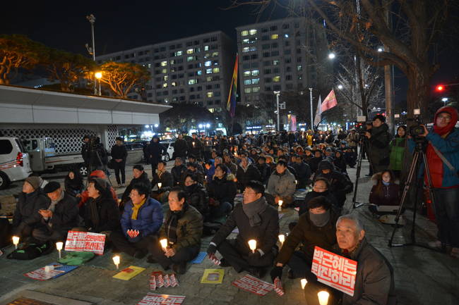 지난 24일 오후 7시 서울 여의도 KBS본관 앞에서 열린 '박근혜 끄고 공영방송 켜자 촛불문화제' 모습.