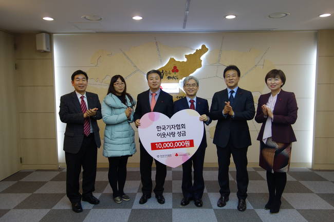 한국기자협회는 21일 사회복지공동모금회 '사랑의 열매'에 성금 1000만원을 기부했다. 사진은 김용만 기자협회 총괄본부장, 최진주 부회장, 정규성 회장, 박찬봉 사회복지공동모금회 사무총장, 김석현 대외협력본부장, 심정미 대외협력본부 부장.