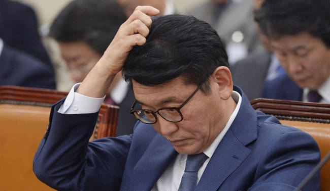 고대영 KBS 사장이 지난달 29일 오전 국회에서 열린 미래창조과학방송통신위원회 전체회의에서 머리를 긁적이고 있다. (뉴시스)