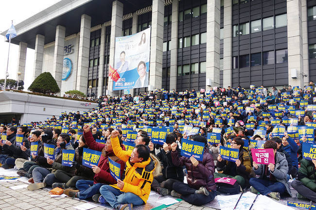KBS 양대 노조가 8일 서울 여의도 KBS본관 앞에서 총파업 출정식을 연 모습.