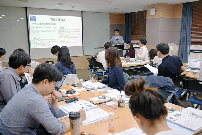 지난 5월26일 서울 프레스센터 12층 한국언론진흥재단 교육센터 강의장에서 오대영 JTBC 기자가 수습기자들을 상대로 '선거보도와 팩트체크' 강연을 하고 있다.