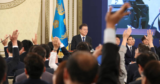 문재인 대통령 취임 100일 기자회견이 17일 오전 청와대 영빈관에서 열리고 있다. 참석한 취재진이 문 대통령 에게 질문을 하기 위해 손을 들고 있다. (연합뉴스)