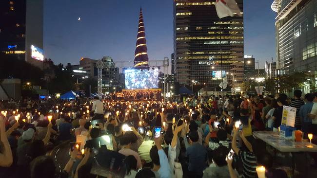 25일 밤 서울 광화문 청계광장에서 열린 '돌마고 불금파티'.