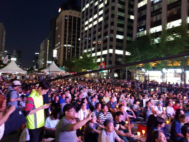 돌마고 불금파티에서 시민들이 촛불을 들고 환호하고 있는 모습.