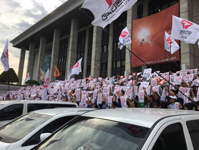 언론노조 KBS본부 조합원들이 4일 자정을 기해 총파업에 돌입했다. 이날 오후 출정식에 참여한 800여명의 조합원들 모습. 출정식이 열린 서울 여의도 KBS본관 계단 앞 공간에는 KBS 차량이 주차돼 "꼼수"라는 비판을 받았다.