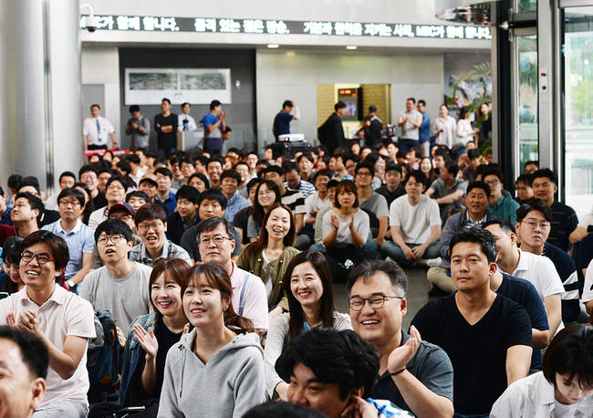 5일 오전 서울 마포구 MBC 로비에서 열린 총파업 2일째 집회에서 MBC 노조원들이 김장겸 사장 출두 현장에 나가 있는 MBC 기자의 리포트에 응원의 박수를 보내고 있다. (뉴시스)