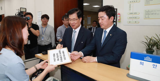 국회 과학기술정보방송통신위원회 여당 간사인 더불어민주당 신경민 의원(왼쪽)과 강훈식 원내대변인이 15일 오후 이명박-박근혜 정권 방송장악 등 언론적폐사건 진상규명을 위한 국정조사요구서를 국회 의안과에 제출하고 있다.(연합뉴스)