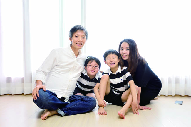 2017년 9월 집 거실에서 촬영한 가족사진. 사진=시사IN 