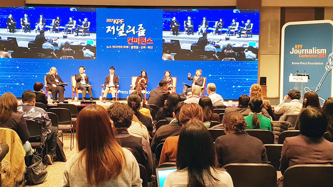 지난 13일 한국언론진흥재단 주최로 프레스센터에서 열린 ‘저널리즘 컨퍼런스’에서 세션1 발표자들이 ‘플랫폼과 언론사 간 상생과 협력’ 주제로 좌담을 하고 있다. 에밀리 벨 콜롬비아대학교 교수(왼쪽부터), 김경호 한국신문협회 기조협의회장, 유봉석 네이버 전무, 아이린 제이 리우 구글 아시아태평양 뉴스랩 팀장, 임선영 카카오 부사장, 윤영철 연세대학교 교수.  