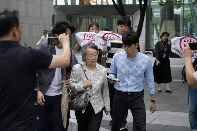 이인호 KBS이사장이 지난 9월 영화 '공범자들' 관람 후 KBS구성원들과 마주한 모습. (새노조)  