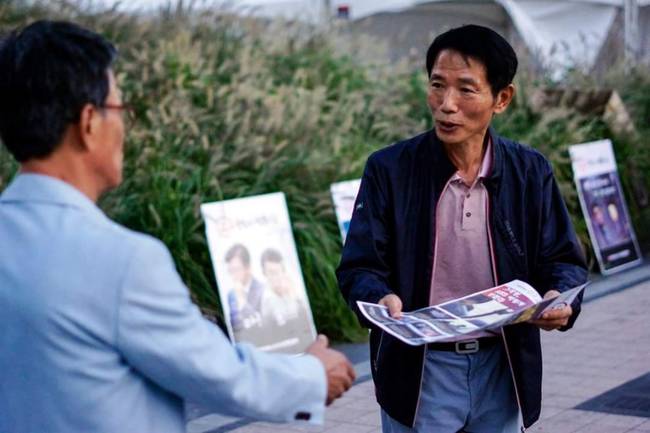 김종명 기자(사진 오른쪽)가 지난 9월14일 광화문에서 파업 소식을 담은 KBS새노조 노보를 시민들에게 나눠주고 있다. 