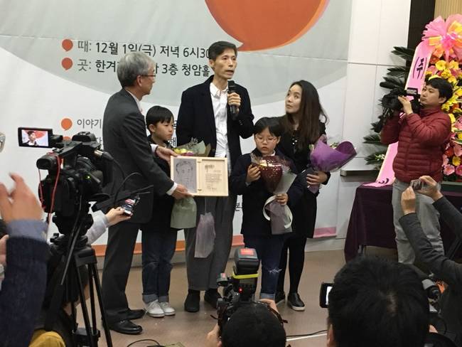 1일 서울 한겨레신문사 청암홀에서 열린 제5회 리영희상 시상식에서 이용마 MBC해직기자가 수상소감을 말하고 있다.  