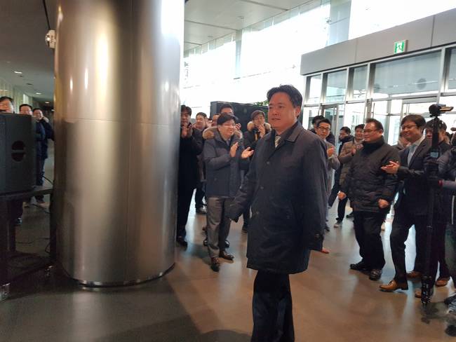 최승호 사장의 출근길을 MBC 구성원들이 환호하며 맞이하는 모습. 