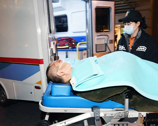 중국 측 경호원에게 집단폭행을 당한 한국 사진기자들이 지난 15일 인천국제공항을 통해 입국했다.(사진공동취재단 이승환 매일경제 기자·서재훈 한국일보 기자) 