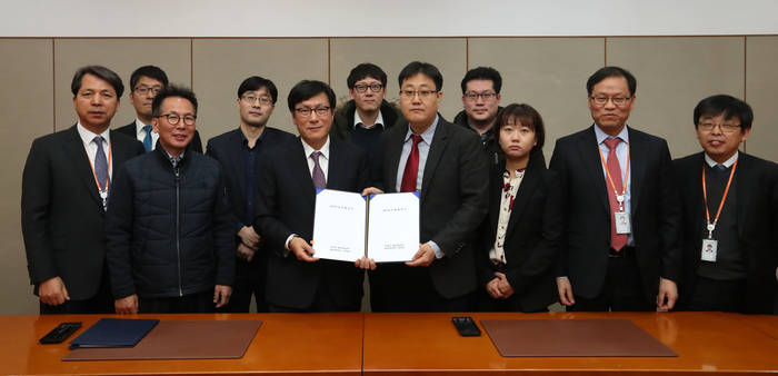 매경 노사는 지난 19일 매경미디어그룹 본사 12층 소회의실에서 2017년 임단협에 서명했다.(노조 제공) 매경 노사는 지난 19일 매경미디어그룹 본사 12층 소회의실에서 2017년 임단협에 서명했다.(노조 제공)