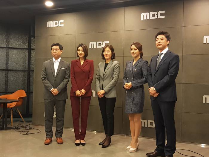 21일 오후2시 MBC사옥에서 열린 기자간담회에서 뉴스데스크 뉴스투데이 새 앵커들이 앞으로의 포부를 밝혔다. 21일 오후2시 MBC사옥에서 열린 기자간담회에서 뉴스데스크 뉴스투데이 새 앵커들이 앞으로의 포부를 밝혔다.