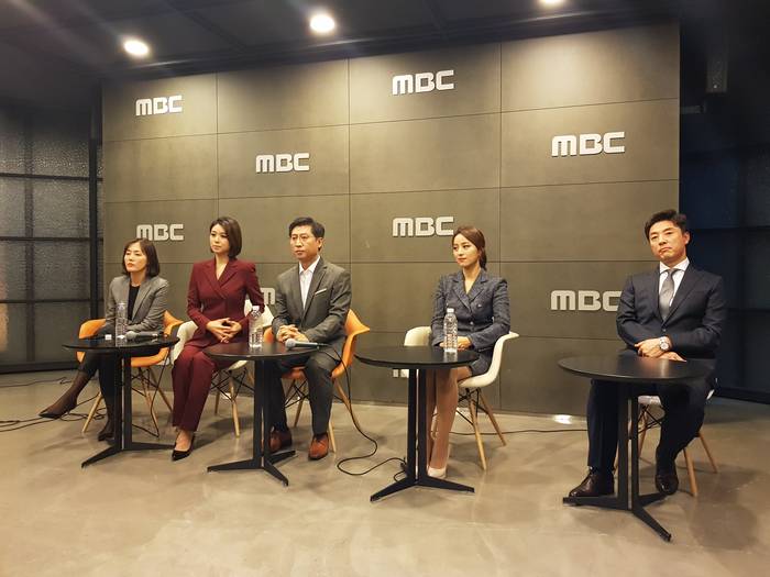 왼쪽부터 김수진 기자, 손정은 아나운서, 박성호 기자, 임현주 아나운서, 박경추 아나운서. 왼쪽부터 김수진 기자, 손정은 아나운서, 박성호 기자, 임현주 아나운서, 박경추 아나운서.