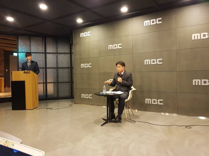 17일 오후 서울 상암동 MBC에서 열린 신년 기자간담회에서 최승호 MBC 사장이 발언하고 있다. 왼쪽은 사회를 본 허일후 아나운서.  