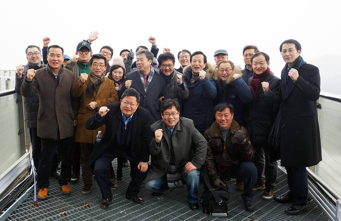 기자협회 임원진이 지난 20일 평창 동계올림픽 현장을 방문해 스키점프대를 둘러보고 사진촬영 포즈를 취한 모습.  