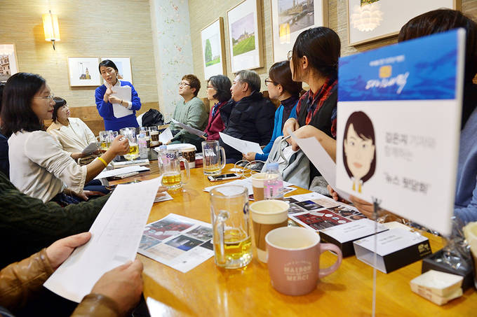 김은지 시사인 기자가 지난해 10월30일 열린 2차 ‘중림동 다이내믹’ 행사에서 ‘뉴스 뒷담화’를 주제로 독자들과 대화하고 있다.				     (시사인 제공) 