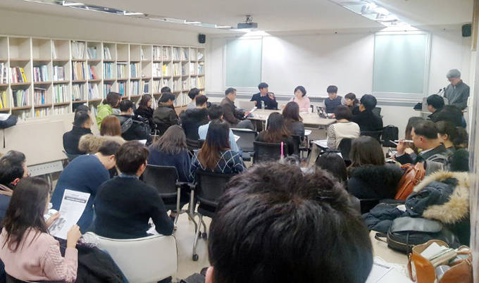 언론노조 뉴시스지부가 쟁의행위 찬반투표 전날인 지난 22일 저녁 언론노조 회의실에서 전체 조합원 간담회를 열었다. 			        (언론노조 뉴시스지부 제공) 