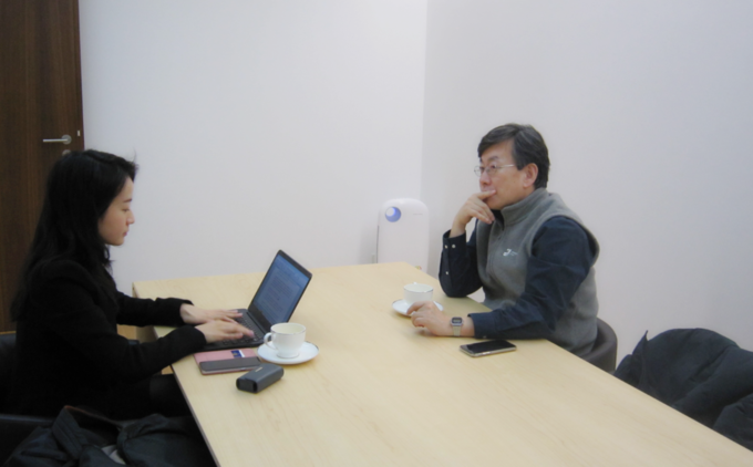 손석희 JTBC 보도담당 사장이 지난 25일 기자협회보와의 인터뷰에서 골몰하고 있는 모습. 