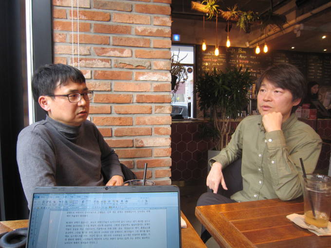 지난 9일 합정역 모처 카페에서 뉴스혁신안을 담당하고 있는 김태형 KBS 데이터저널리즘팀 기자(왼)와 임영서 MBC 탐사보도부장을 만났다.  