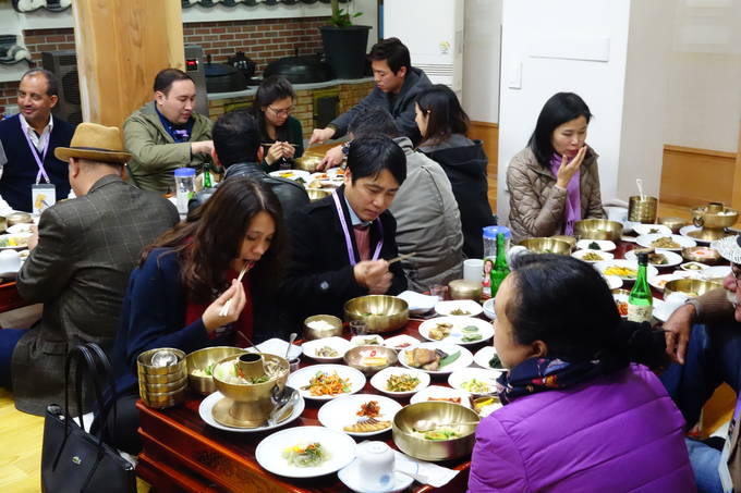 7일 세계기자들이 안동의 종가 음식으로 유명한 예미정에서 한식을 맛있게 먹고 있다. 