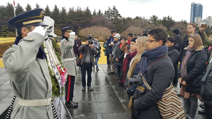 7일 오후 유엔기념공원을 찾은 세계 기자들이 유엔군의 숭고한 희생정신을 기리며 참배, 헌화했다. 