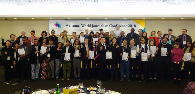 10일 오후 송도컨벤시아에서 열린 만찬장에서 세계 기자들이 '한반도 평화를 위한 세계기자 선언문'을 채택했다.  