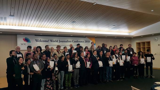 10일 오후 송도컨벤시아에서 열린 만찬장에서 세계 기자들이 '한반도 평화를 위한 세계기자 선언문'을 채택했다. 