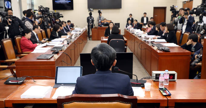 30일 서울 영등포구 여의도 국회에서 진행된 과학기술정보방송통신위원회 전체회의(양승동 KBS 사장 인사청문회)에서 양승동 후보자가 의원 질의에 답변하고 있다.(뉴시스) 