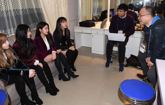 지난 1일 오후 평양 동평양대극장에서 열린 ‘봄이 온다’를 주제로 한 ‘남북평화협력기원 남측예술단 평양공연’에 앞서 레드벨벳이 대기실에서 남측 취재진과 인터뷰를 하고 있다. /평양공연 사진공동취재단, 뉴시스 지난 1일 오후 평양 동평양대극장에서 열린 ‘봄이 온다’를 주제로 한 ‘남북평화협력기원 남측예술단 평양공연’에 앞서 레드벨벳이 대기실에서 남측 취재진과 인터뷰를 하고 있다. /평양공연 사진공동취재단, 뉴시스